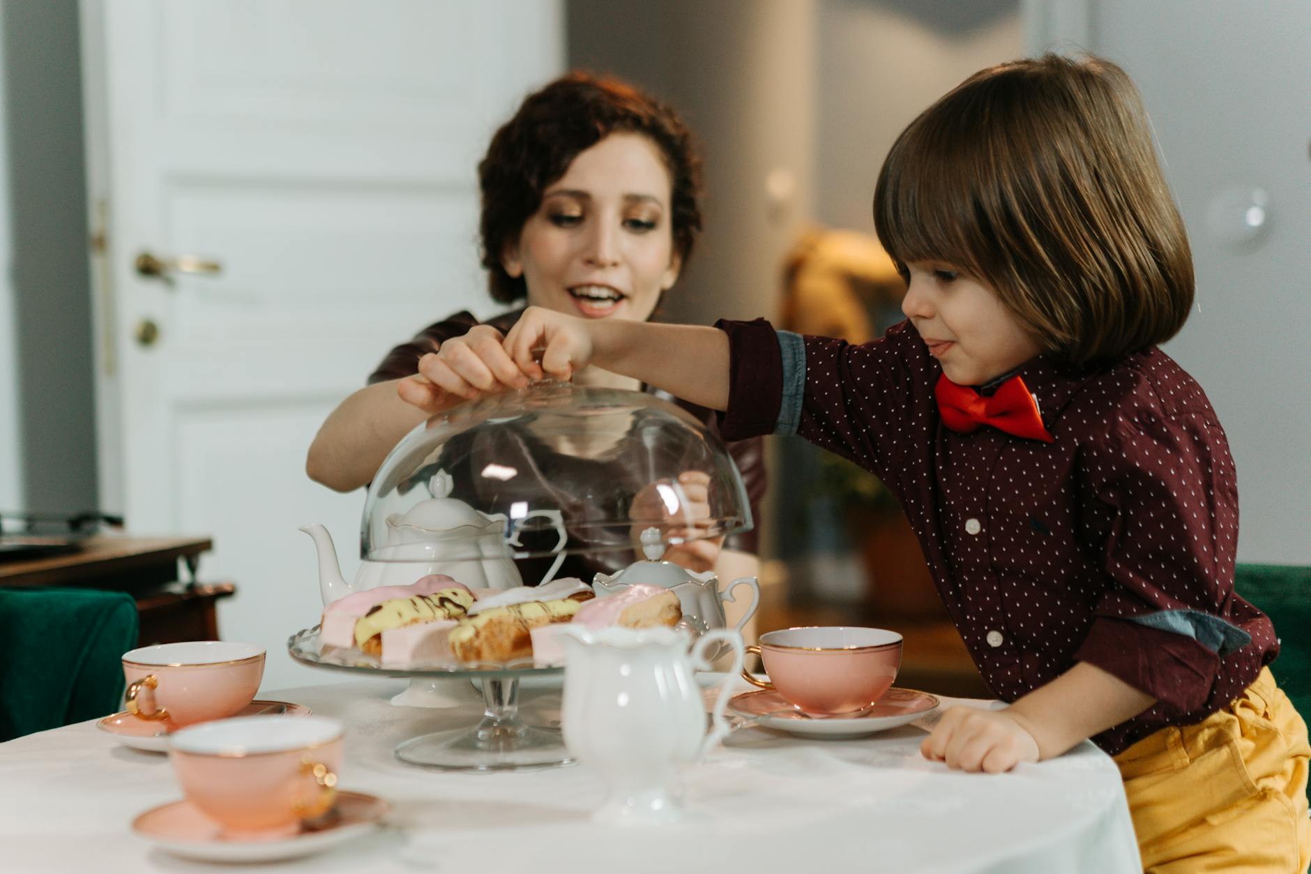 Nounou à domicile jouant avec deux enfants - CMG garde d'enfants à domicile 2025