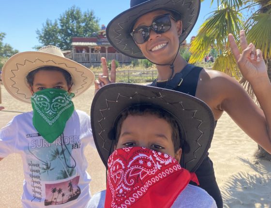 nounou avec deux enfants